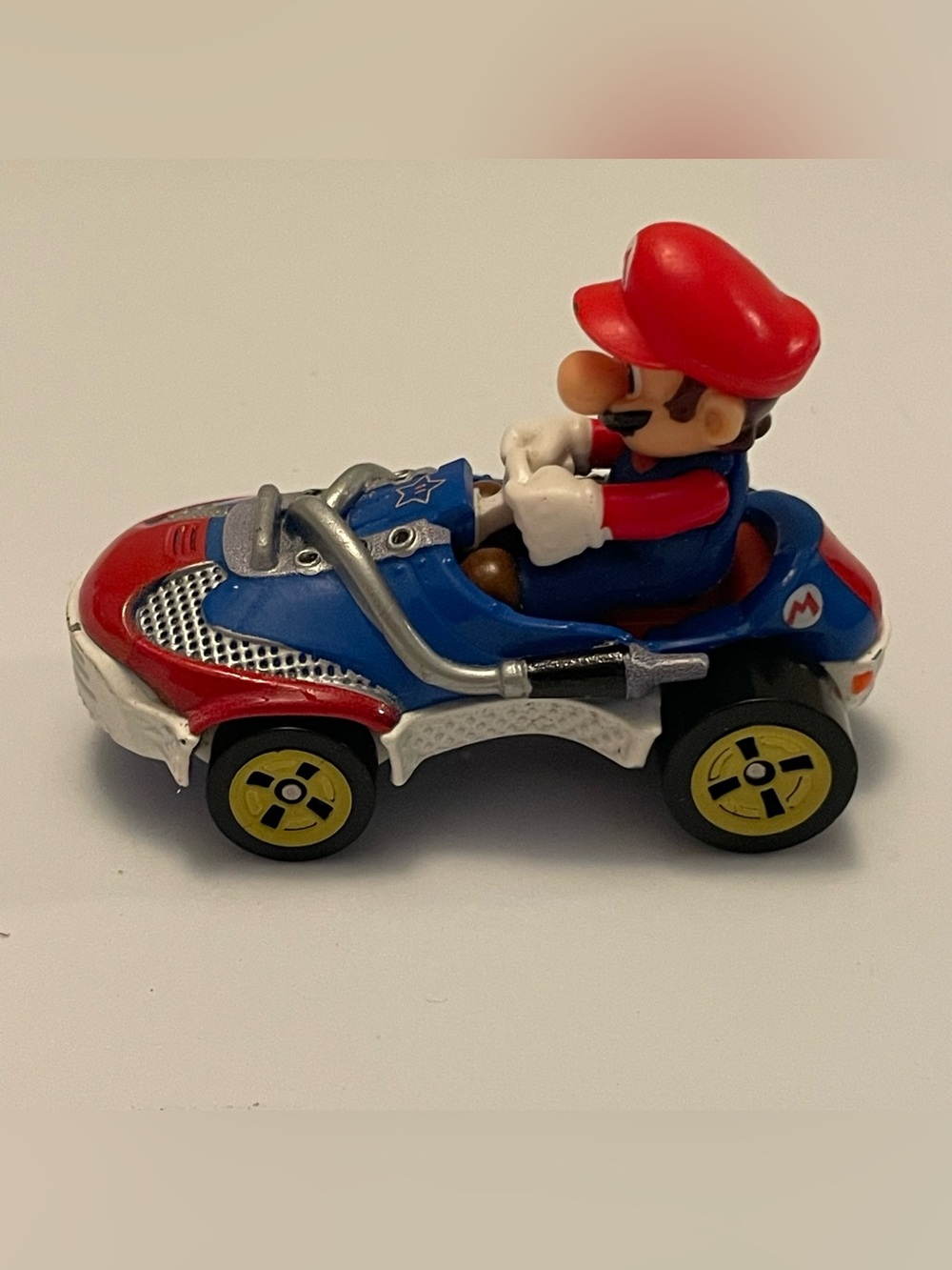 Hot Wheels Nintendo Mario Kart MARIO Sneaker Kart Car 1:64 Diecast 2018 Mattel